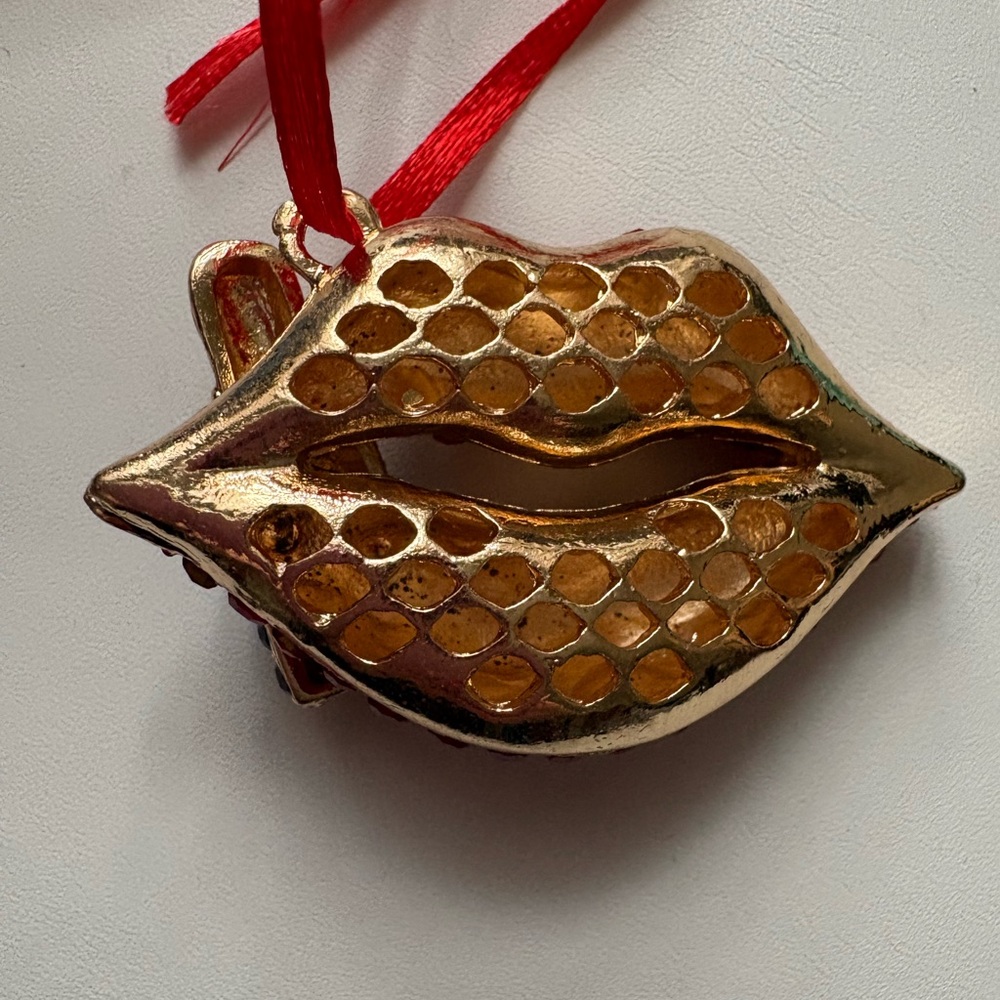Red Crystal Lip Ornament/pendant with Lipstick - Picture 3 of 3
